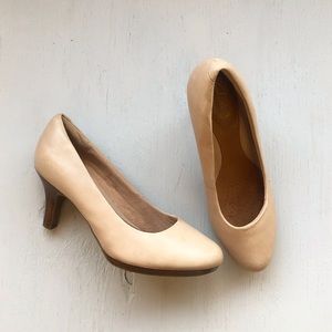 CLARKS  woman’s beige pumps 6.5 wide